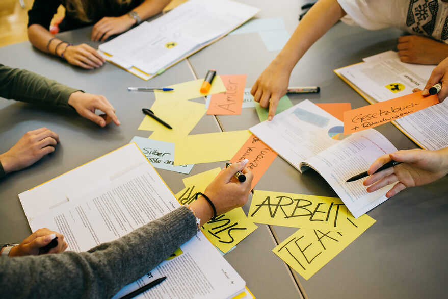 Die Studierenden arbeiten zusammen am Tisch