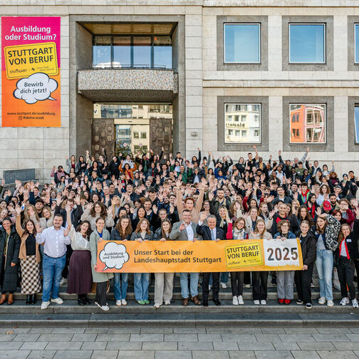 Die neuen Auszubildenden und Studierenden der Landeshauptstadt Stuttgart bei einem Gruppenfoto vor dem Rathaus.