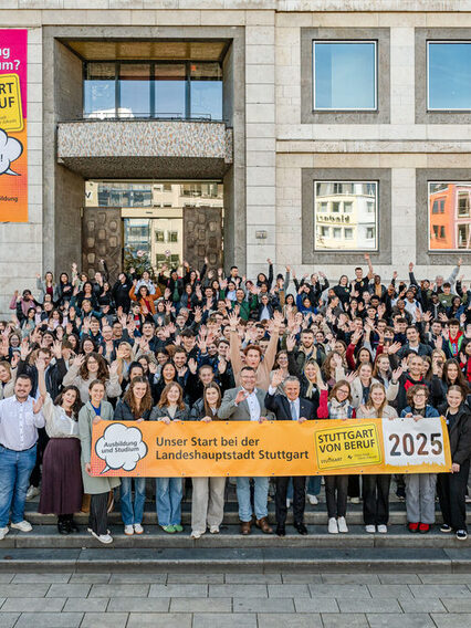 Die neuen Auszubildenden und Studierenden der Landeshauptstadt Stuttgart bei einem Gruppenfoto vor dem Rathaus.