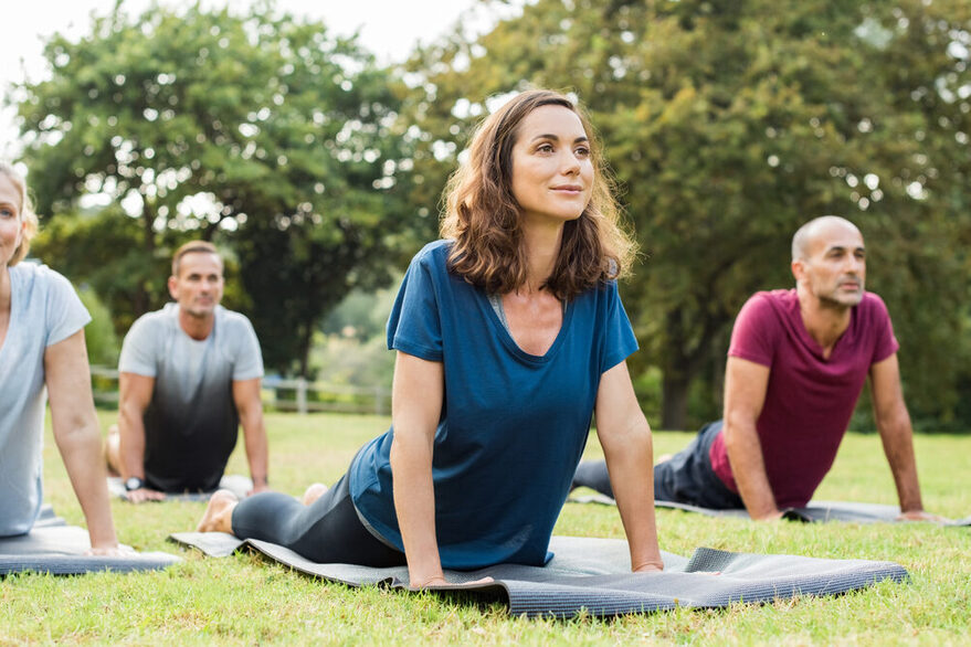 Personen bei Yoga im Freien