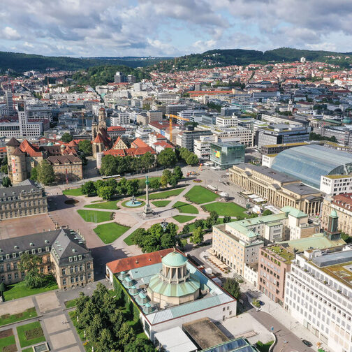 Blick auf den Schlossplatz und die Stuttgarter Innenstadt. Links ist das Neue Schloss zu sehen, rechts der Königsbau.