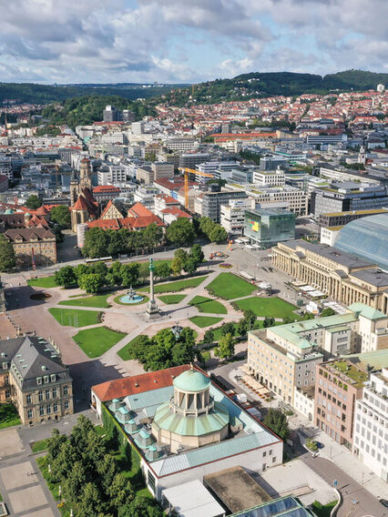 Blick auf den Schlossplatz und die Stuttgarter Innenstadt. Links ist das Neue Schloss zu sehen, rechts der Königsbau.