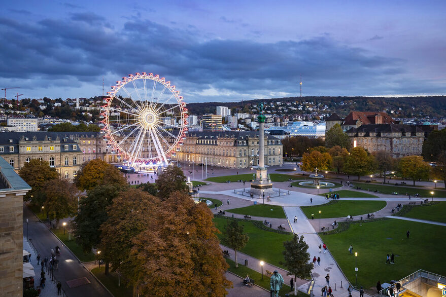 Das Riesenrad vor dem Ehrenhof des neuen Schlosses bei Dämmerung