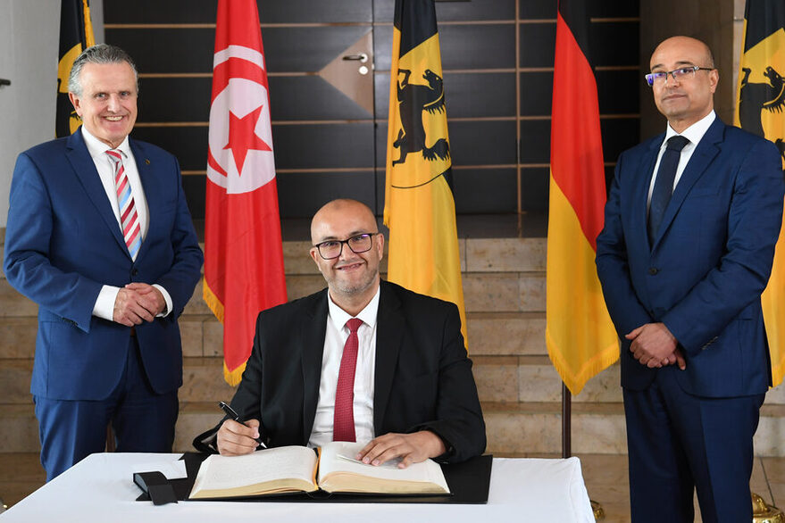Bürgermeister Selim Hragua (Mitte) trägt sich in das Goldene Buch ein, OB Nopper (links) und tunesischer Generalkonsul Mohsen Sebai (rechts)