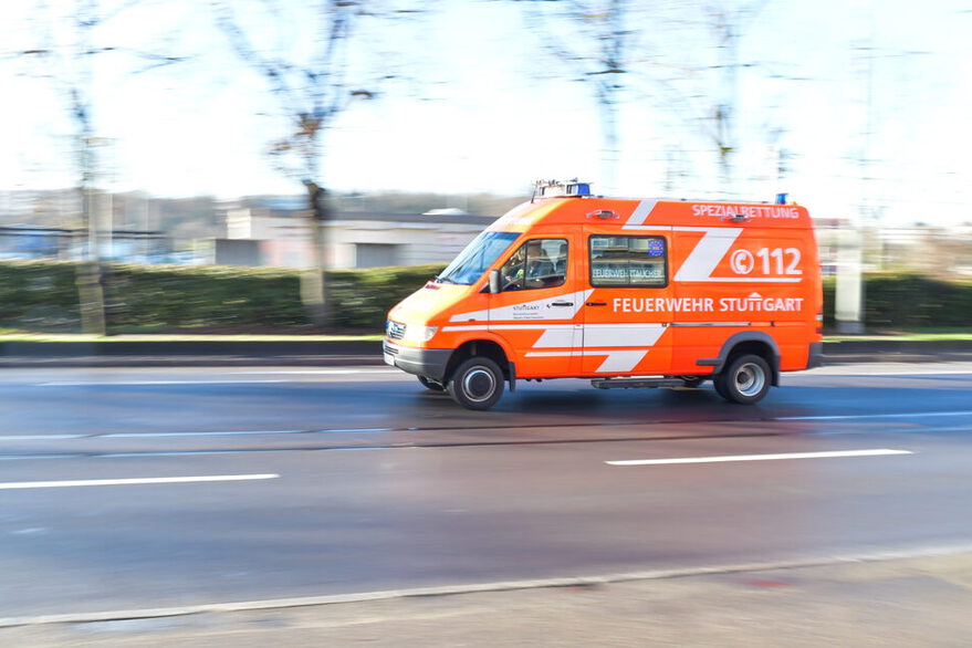 Ein Feuerwehrauto fährt auf einer Straße