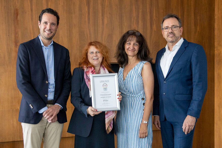 Fabian Mayer, Martina Bramm, Sabine O’Brien und Bernd Reichert mit Siegel