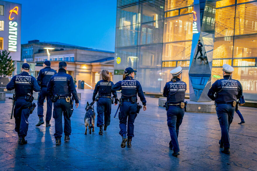 Landespolizei und Polizeibehörde laufen auf dem Kleinen Schlossplatz in Stuttgart.