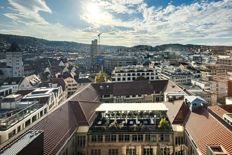 Blick vom Rathausturm Richtung Westen. Im Vordergrund die Dachterrasse des Rathauses, hinten die Karlshöhe.