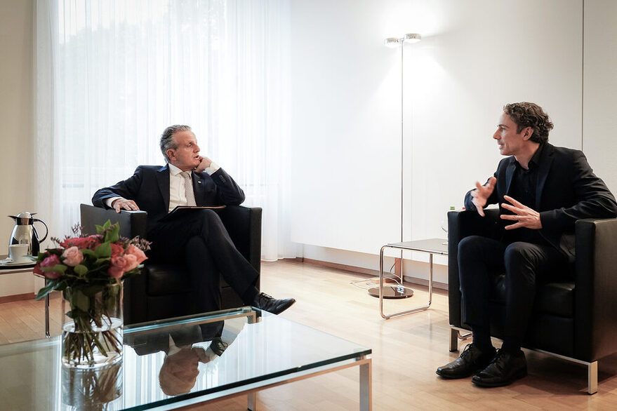 OB Nopper und Christoph Niethammer im Dienstzimmer des OB