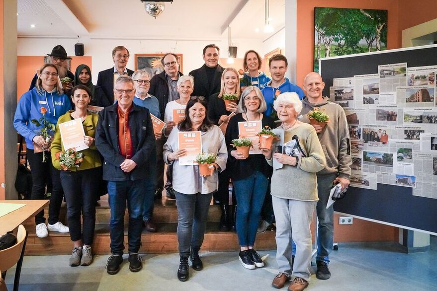 Engagiert im Hallschlag: Bezirksvorsteher Bernd-Marcel Löffler hat die Mitglieder des Bürgergremiums, die Projektleiterinnen und den Stadtteilmanager für ihr Engagement geehrt.