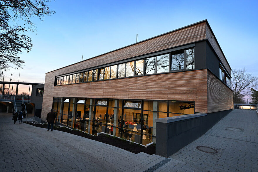Eine Gebäude mit Sporthalle von außen.
