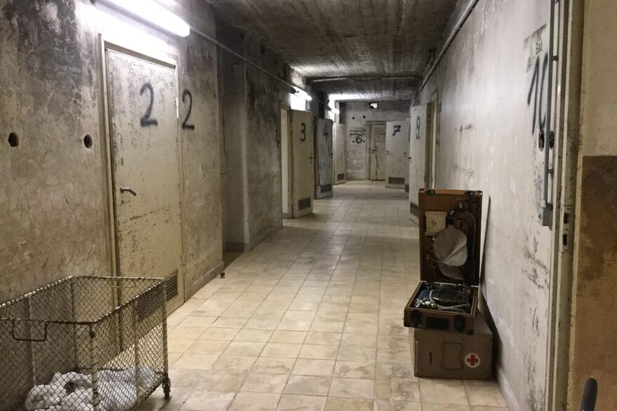 Gang mit zahlreichen Türen in einem Bunker