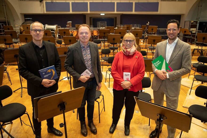 Von links: Der neugewählte Intendant der Stuttgarter Philharmoniker, Christian Lorenz, Michael Wenger von der Kulturgemeinschaft, Ilse Kestin, Interims-Geschäftsführerin der Kulturgemeinschaft, und Erster Bürgermeister Dr. Fabian Mayer.