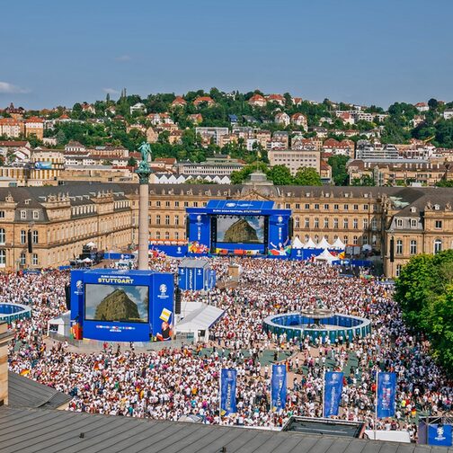Blick über die mit Fans gefüllte Fan Zone auf dem Schlossplatz.