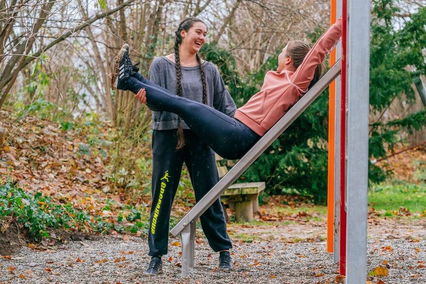 Gemeinsam mit Trainingspartnern macht Calisthenics noch mehr Spaß. Im Stuttgarter Stadtgebiet gibt es über zwanzig verschiedene Outdoor-Fitness-Anlagen.