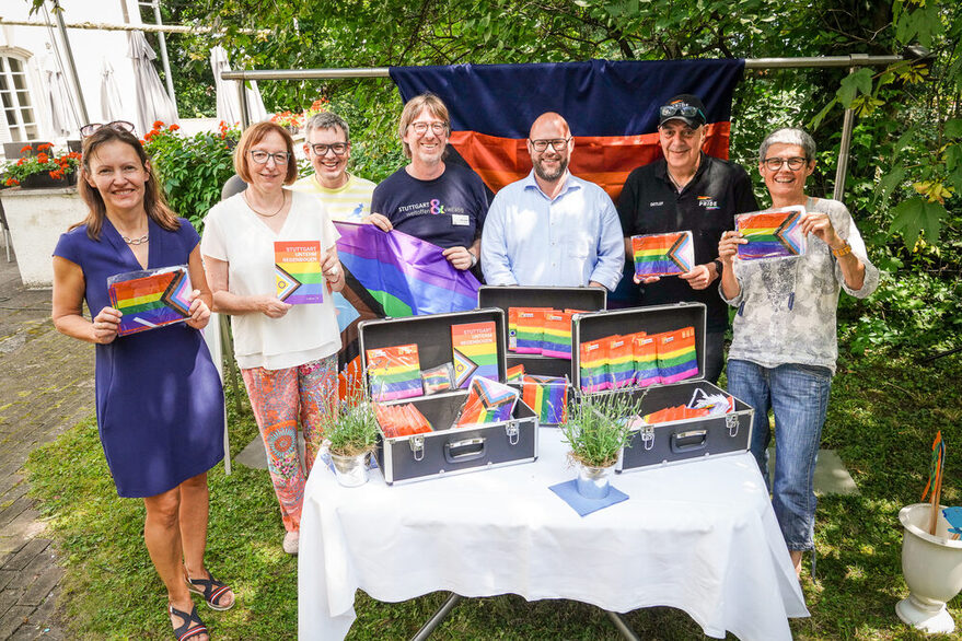 Menschen übergeben den CSD Partykoffer.
