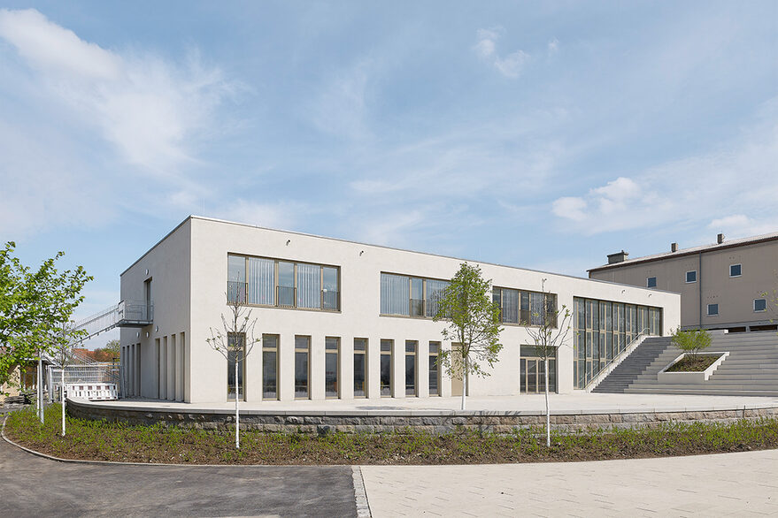Die Visualisierung zeigt die Mensa der Sommerrainschule, die zusammen mit Ganztages‐ und Unterrichtsräumen errichtet wird.