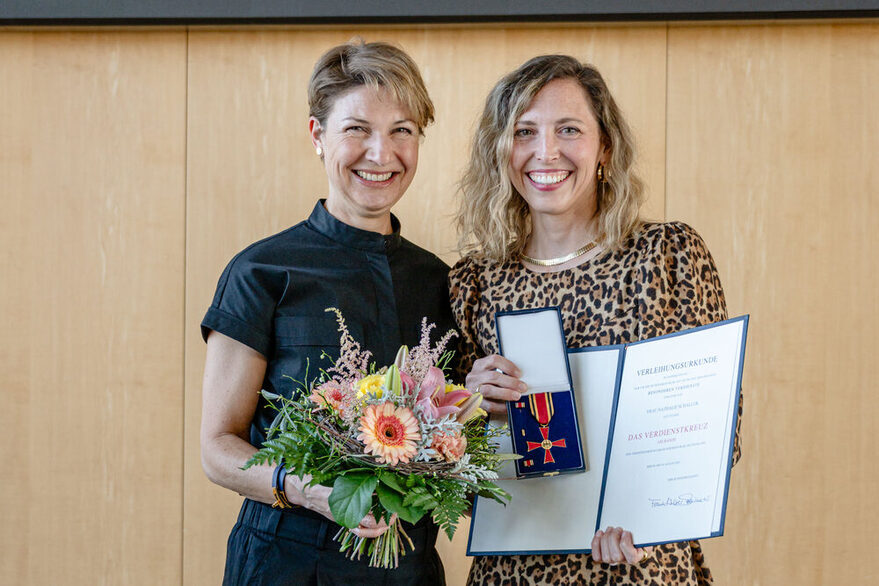 Bürgermeisterin Dr. Alexandra Sußmann und Nathalie Schaller mit Verdienstkreuz