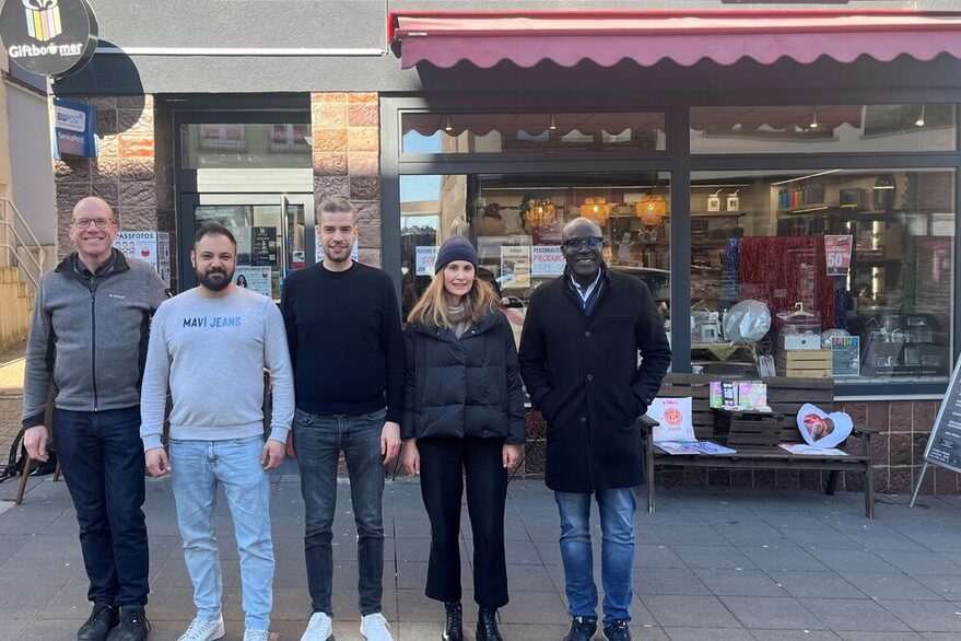 Im Hintergrund liegt das neue Geschäft „Giftboomer“ in Zuffenhausen. Im Vordergrund von links nach rechts Martin Schaaf (Bund der Selbstständigen Zuffenhausen), Mustafa Soyucok (Geschäft Giftboomer), Elias Henrich (Abt. Wirtschaftsförderung), Marita Bitzer (Amt für Stadtplanung und Wohnen) und Saliou Gueye (Bezirksvorsteher Zuffenhausen).