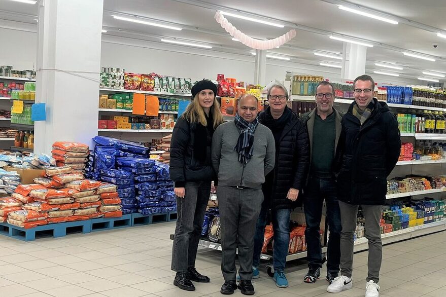 Im Hintergrund ein indischer Lebensmittelmarkt, im Vordergrund stehen von links nach rechts Marita Bitzer (Amt für Stadtplanung und Wohnen), Kulvinder Singh Aulakh (Indian Store Stuttgart), Iris Gebauer (Wirtschaftsförderung), Klaus Schmadalla (Eigentümervertreter) und Marcel Wolf (Bezirksvorsteher Vaihingen).