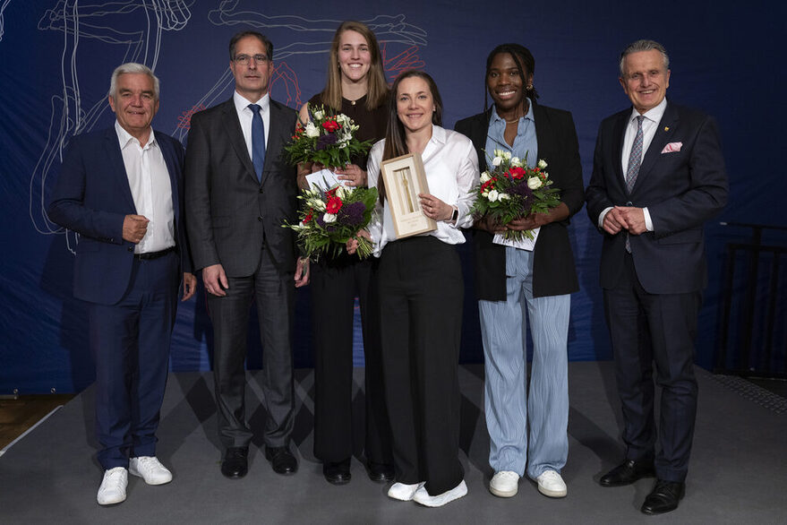 Drei Vertreterinnen des Volleyballteams der Allianz MTV Stuttgart mit Oberbürgermeister Dr. Frank Nopper, Sportkreispräsident Fred-Jürgen Stradinger und Sportbürgermeister Dr. Clemens Maier.