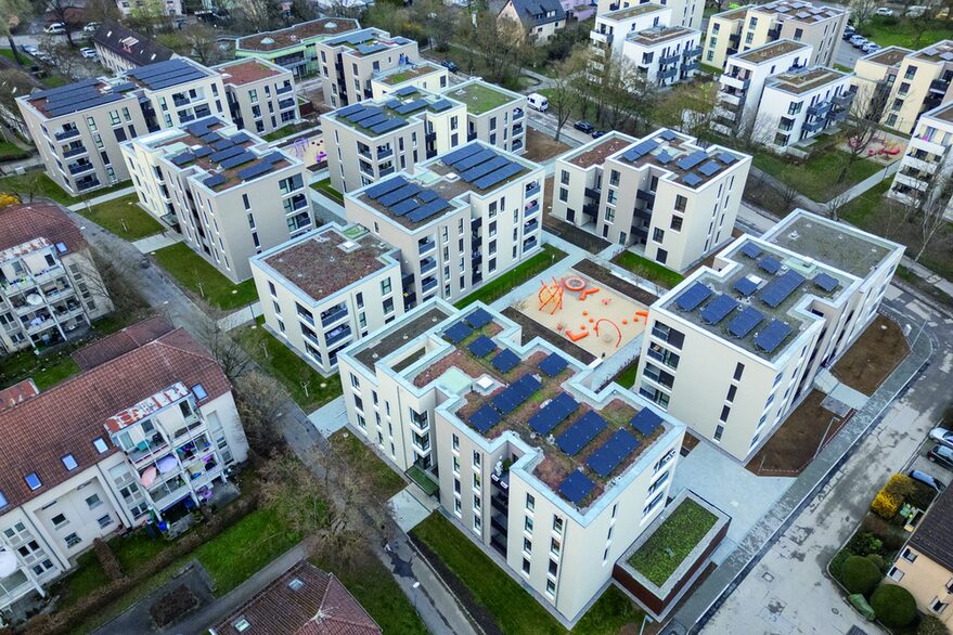 Blick auf eine neubausiedlung von schräg-oben.