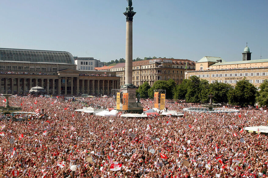 Tausende VfB-Fans jubeln auf dem Schlossplatz