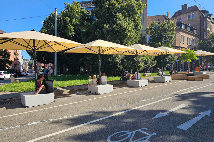 Der Bismarkplatz mit fünf mobilen Sonnenschirmen