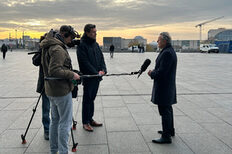 Oberbürgermeister Frank Nopper gibt ein Fernsehinterview, im Hintergrund das Bundeskanzleramt.