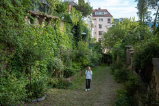 Ein Mädchen läut auf einem Weg, der von Grün umgeben ist.