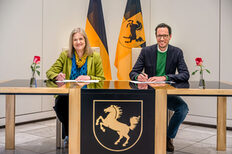 Ministerialdirigentin Dr. Simone Höckele-Häfner und Erster Bürgermeister Dr. Fabian Mayer unterzeichnen die Kooperationsvereinbarung zur Landesweiten Ehrenamtskarte im Rathaus Stuttgart.