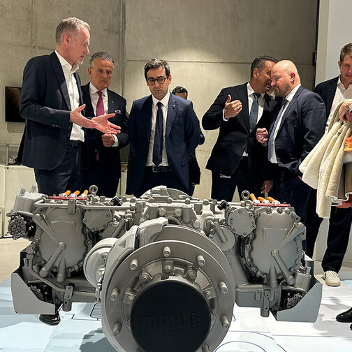 Zum Auftakt des „Stuttgarter Automobilgipfels“ besuchte EU‐Exekutiv‐Vizepräsident Stéphane Séjourné (3.v.l.) gemeinsam mit Oberbürgermeister Dr. Frank Nopper (2.v.l.) die Firma Mahle.