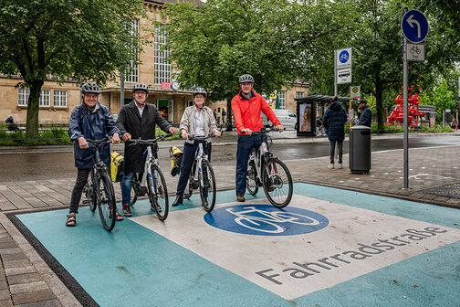 Bernd-Marcel Löffler (District Head of Bad Cannstatt), Jürgen Mutz (Head of the Civil Engineering Office), Marion Brehme (Representative of the Stuttgart Regional Council) and Dirk Herrmann (Head of the Road Traffic Department at the Office for Public Order) at the symbolic opening of the new cycle lane on Bahnhofsplatz in Bad Cannstatt on June 4.