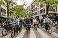 Eine Gruppe Radfahrende auf der Eberhardstraße.