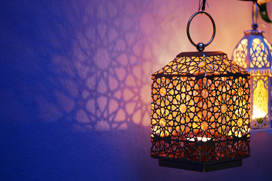 Ramadan dekorative leuchtende arabische Laterne vor blauem Hintergrund