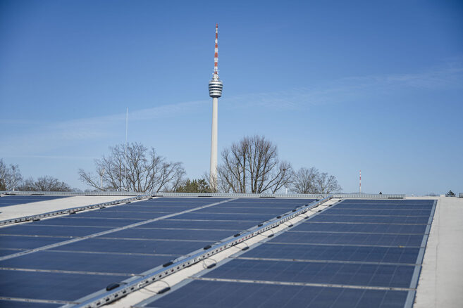 Photovoltaikanlage auf dem Dach der Eishalle in Stuttgart. Im Hintergrund der Fernsehturm.