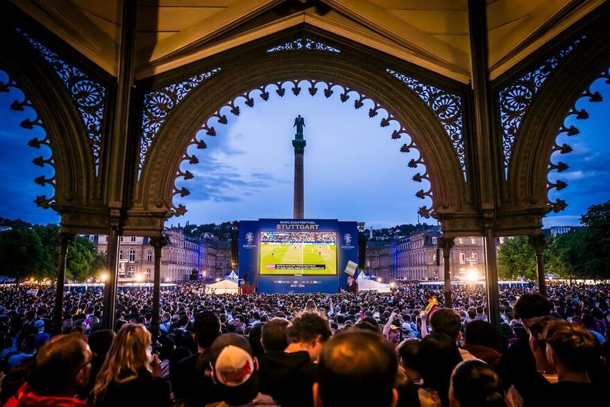 Der Stuttgarter Schlossplatz während einem Public Viewing zur Fußball-EM 2024