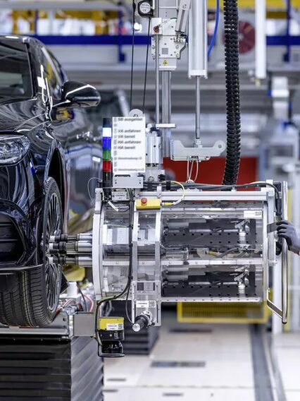 Frau arbeitet im Mercedes Werk an einem Mercedes Auto.