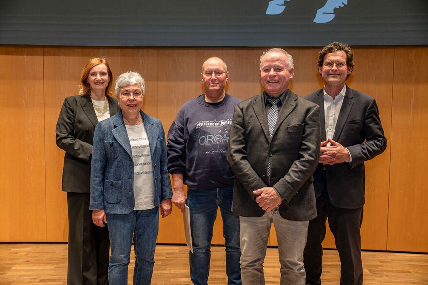v.l.n.r.: Bürgermeisterin Isabel Fezer, Dr. Beate Luz vom Zentralinstitut für Transfusionsmedizin und Blutspendedienst am Klinikum Stuttgart, Bruno Dobelmann (500 Spenden), Claus Porstein-Straub (600 Spenden) und Prof. Dr. Jan Steffen Jürgensen, Medizinischer Vorstand und Vorstandsvorsitzender des Klinikums Stuttgart.
