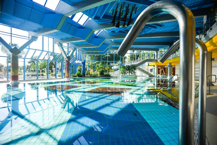 Blick über das Schwimmbecken im Leuze.