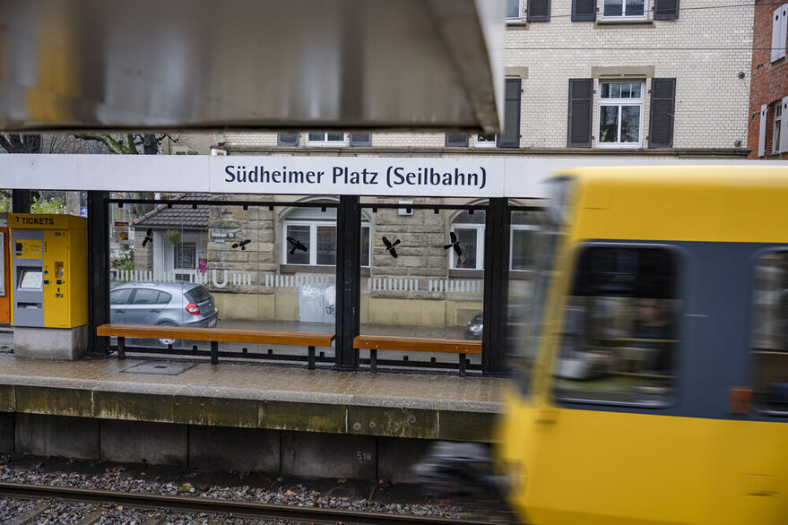 Eine Stadtbahn fährt in die Haltestelle Südheimer Platz ein.