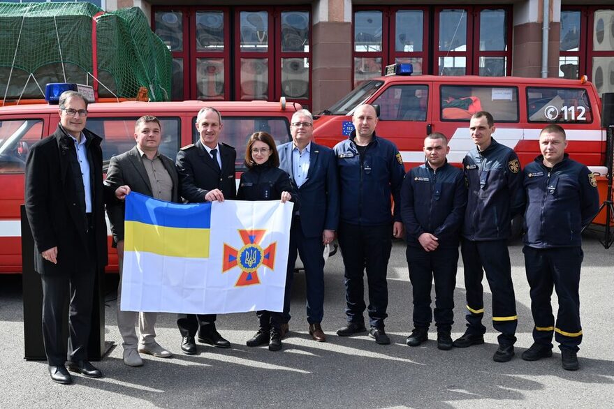 Von links: Dr. Clemens Maier, Valentyn Matiiash, Dr. Georg Belge, Iryna Driukova, Dr. Frédéric Stephan, Maksym Dmitriev sowie einige Feuerwehrleute aus Chmelnyzkyj bei der Übergabe auf dem Hof der Feuerwache 3 in Bad Cannstatt.