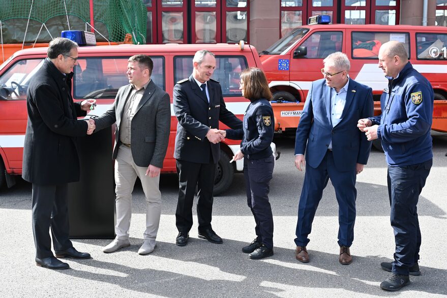 Von Links: Dr. Clemens Maier, Valentyn Matiiash, Dr. Georg Belge, Iryna Driukova, Dr. Frédéric Stephan und Maksym Dmitriev bei der Schlüsselübergabe.