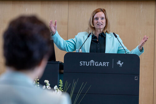 Isabel Fezer, Bürgermeisterin für Jugend und Bildung der Landeshauptstadt Stuttgart, bei ihrem Grußwort zur Jubiläums‐ und Eröffnungsfeier anlässlich des neuen Haus des Jugendrechts in Stuttgart-Mitte.
