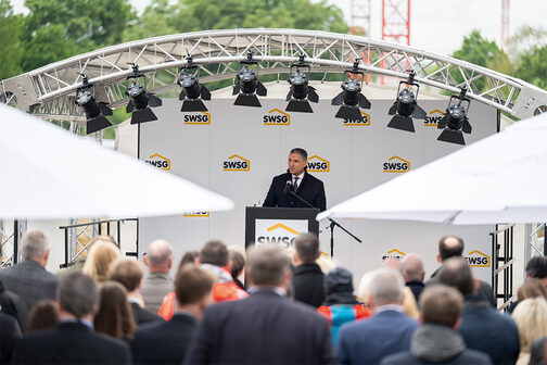 Das Foto zeigt Samir M. Sidgi, den Vorsitzenden der Geschäftsführung der SWSG, bei der Begrüßung der Gäste zur Grundsteinlegung.