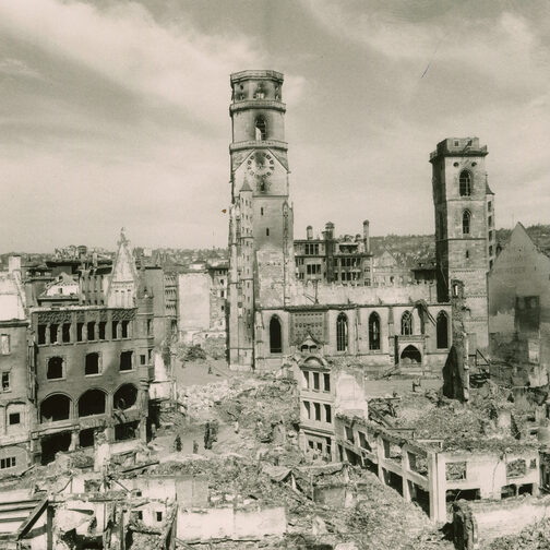 Zerstörte Türme der Stiftskirche im Jahr 1944