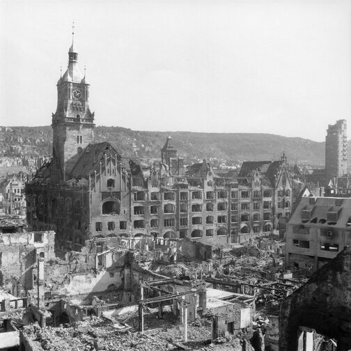 Zerstörtes Stuttgarter Rathaus im Jahr 1944, 68 Meter hohe Turm steht noch.