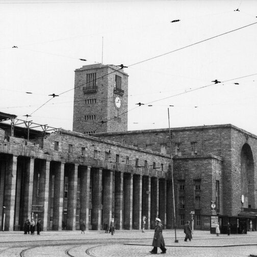Hauptbahnhof Stuttgart mit zerstörter Fassade