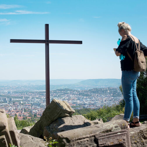 Birkenkopf mit Trümmerrreste des Zweiten Weltkrieges und Kreuz am Abhang