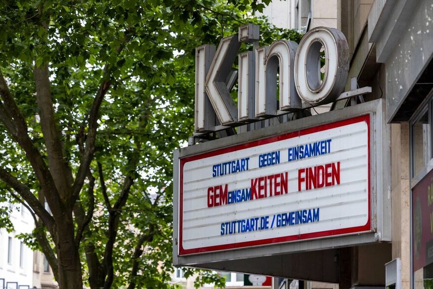 Das Bild zeigt den Eingang des Kinos Delphi mit der Aufschrift: "Stuttgart gegen Einsamkeit - Gemeinsamkeiten finden"